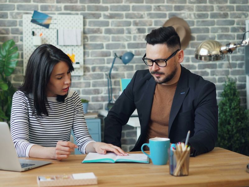 A one-to-one working session at a desk